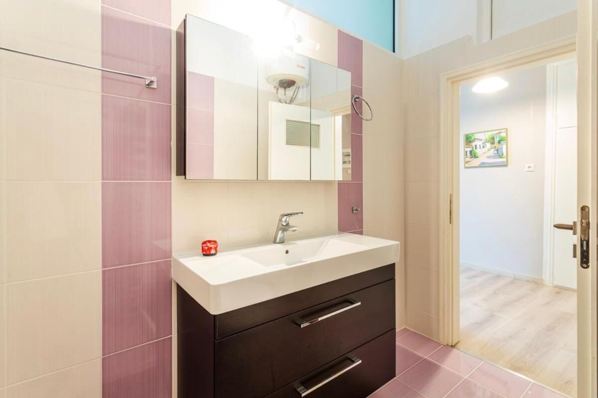Kalamata Rose Nest - Urban Comfy Escape ภายนอก รูปภาพ